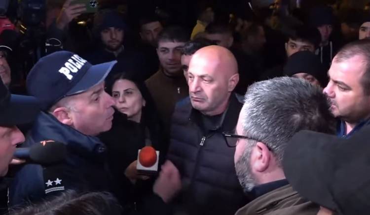 ՔԿ մոտ իրավիճակը լարված է․ քաղաքացիները պահանջում են պատժել արցախցի երիտասարդին խոշտանգած ոստիկաններին