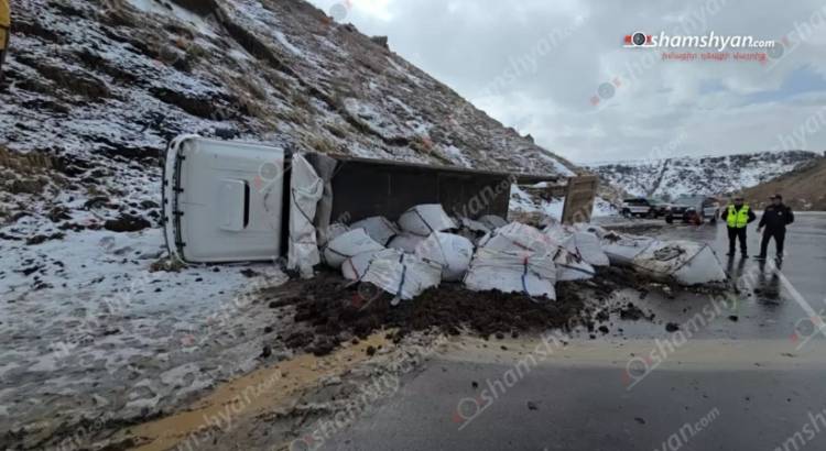 Մի քանի տոննա տորֆով բեռնատարը մերկասառույցի պատճառով կողաշրջվել է. Shamshyan