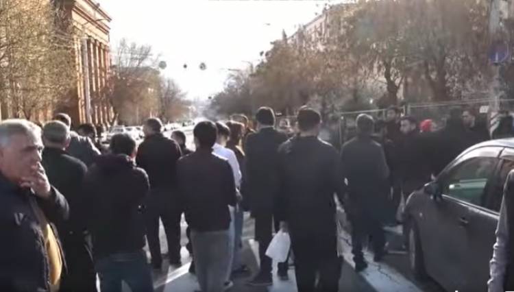 Քաղաքացիները փակել են Նալբանդյան փողոցը (տեսանյութ)