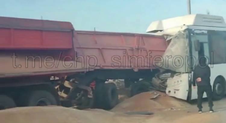 Ավտոբուսը մխրճվել է բեռնատարի մեջ, 5 մարդ մաhացել է, 13-ը՝ վիրավnրվել. Ղրիմ (տեսանյութ)