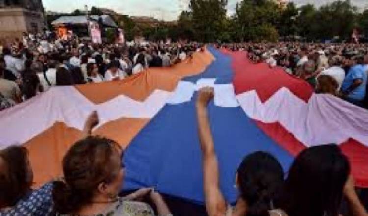 Որոշել են ներսից պառակտել․ «Հրապարակ»