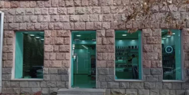Կոտրել են «Նատուրալ Մոբայլ» խանութի դռան փականը և այնտեղից գողացել թվով 14 հատ «Iphone» տեսակի հեռախոս