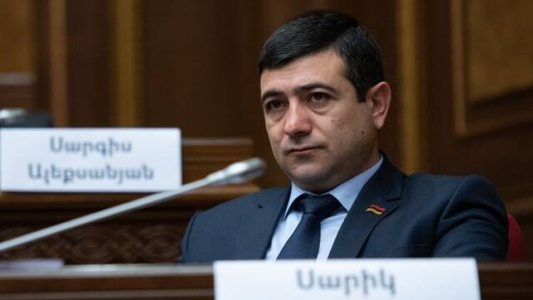 Սարիկ, բա արժե՞ր հանուն քաղաքապետի պաշտոնի ուրանալ հայրենիքը ու վիրավորել գյումրեցիներին