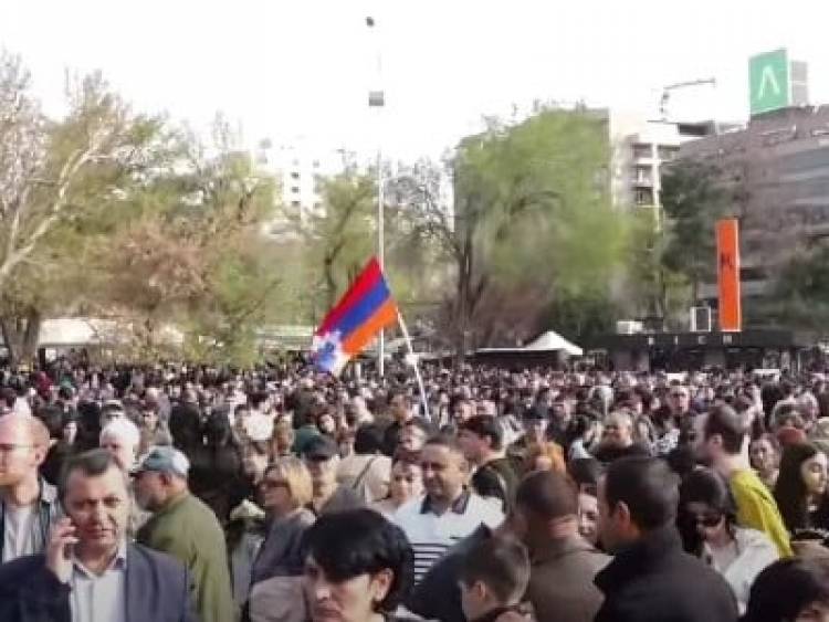 Արցախցի մի խումբ կանայք ու երեխաներ նստացույց են սկսում Ազատության հրապարակում