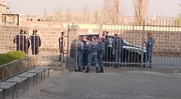 Փարաքարի մի քանի ընտրատեղամասերի առջև կան ոստիկանական ուժերի կուտակումներ
