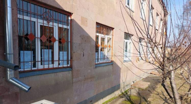 Գյումրիի 31/76 տեղամաս, ընտրողների ցուցակները փակցված են այնպես, որ հնարավոր չէ կարդալ