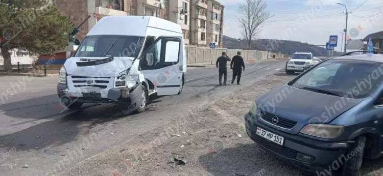 Ավտովթար՝ Կոտայքի մարզում․ Լուսակերտի զորամասի դիմաց բախվել են «Ford Transit»-ը ու «Opel Zafira»-ն․ կա վիրավոր