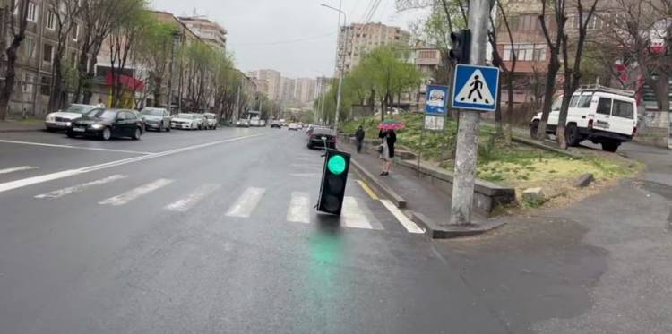 Երևանում ուժեղ քամի է․ լուսացույց է տապալվել (տեսանյութ)