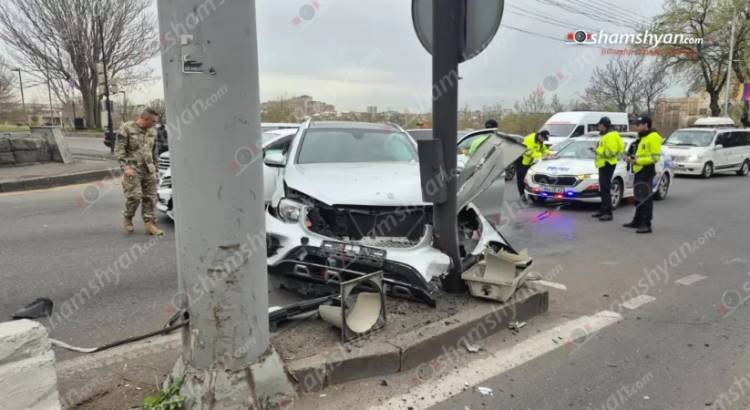 Վթար Երևանում, բախվել են «Nissan» ու «Mercedes», որն էլ հետո՝ լուսակիրի սյանը. Shamshyan
