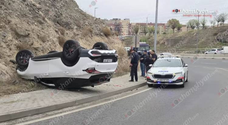 Երևանում «Kia»-ն գլխիվայր հայտնվել է մայթին, վարորդը և անչափահաս ուղևորը տեղափոխվել են հիվանդանոց․ Shamshyan