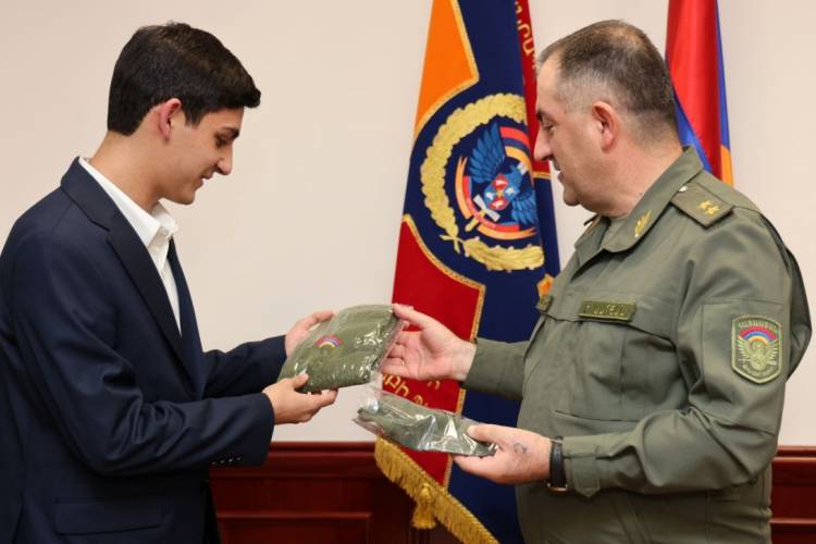 Էդվարդ Ասրյանը 10-րդ դասարանցի Արմանին պատմել է բանակի կերպափոխման մասին
