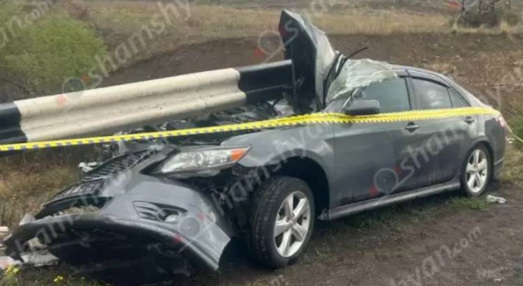 Խոշոր վթար, «Toyota»-ն մխրճվել է ագելապատնեշի մեջ. Shamshyan
