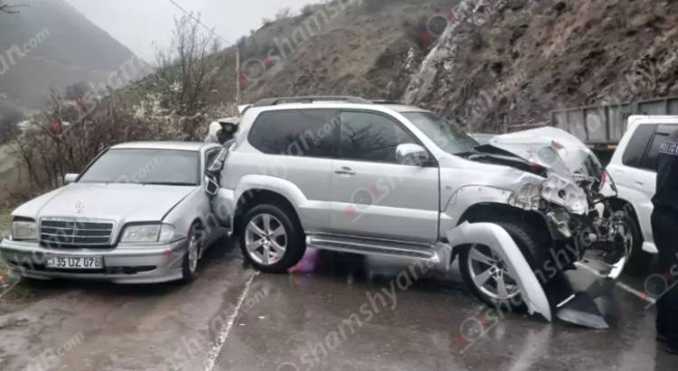 «Toyota»-ն վրաերթի է ենթարկել քաղաքացուն, ապա բախվել կայանված բեռնատարին ու «Mercedes»-ին. Shamshyan