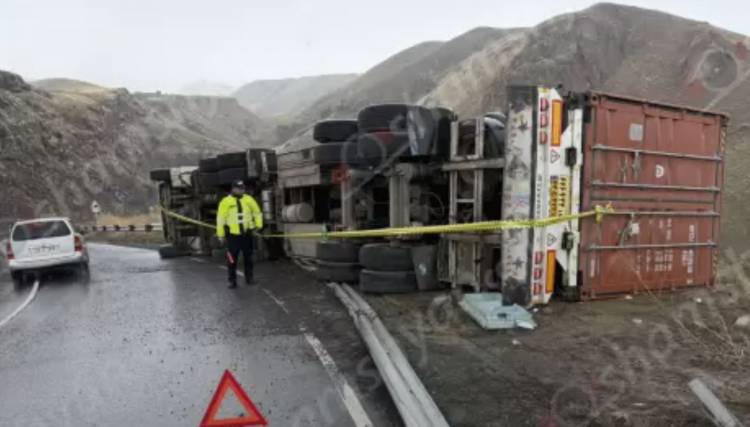 Խոշոր ավտովթար․ իրանցի վարորդը «Howo» բեռնատարով բախվել է երկաթե արգելապատնեշներին և կողաշրջվել