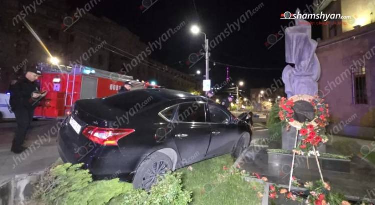 Վթար` Երևանում, «Nissan»-ը հայտնվել է ՆԳՆ գլխավոր մուտքի մոտ տեղադրված հուշաքարի մոտ․ Shamshyan