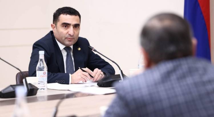 Նոր մահակ՝ Ռոմանոս Պետրոսյանի ձեռքին, որ ճնշի անցանկալի համայնքապետերին