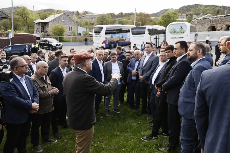Փաշինյանը գործարար աշխատաժողովի մասնակիցներին ցույց է տվել՝ ինչպիսինն է սահմանազատված Կիրանցը