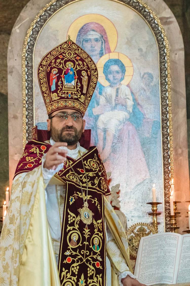 Տեսնում ենք ինքնահռչակ լուսավորիչներ, որ անկրթության աղաղակող շքահանդեսում գիտելիք են վաճառում