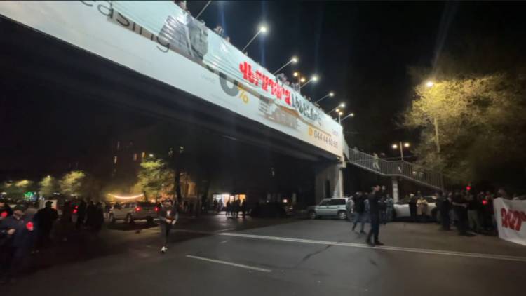 Ջահերով երթի մասնակիցները պարզեցին «Վերադարձ լինելու է» գրությամբ պաստառը