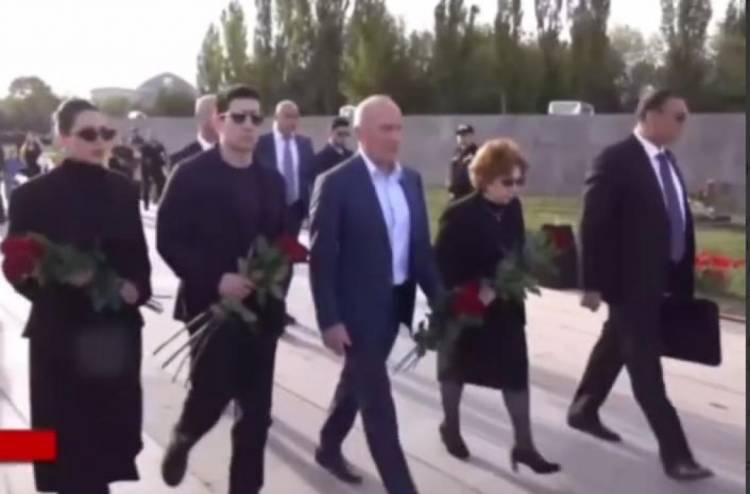 Ռոբերտ Քոչարյանը ընտանիքի հետ այցելել է Ծիծեռնակաբերդի հուշահամալիր