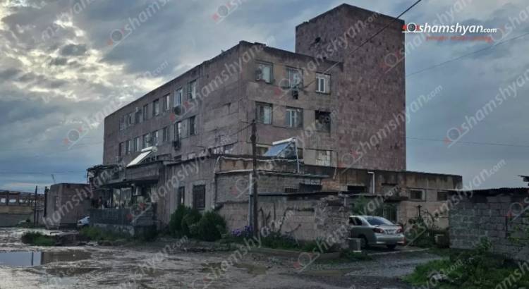 Արտակարգ իրավիճակ, շենքի բնակիչներն անձրևի պատճառով ստիպված են ճտքավոր կոշիկներով տեղաշարժվել․ Shamshyan