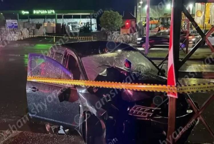 Երևանում 21-ամյա վարորդը «Nissan Tiida»-ով բախվել է երկաթե հենասյանը․ նրան տեղափոխել են հիվանդանոց
