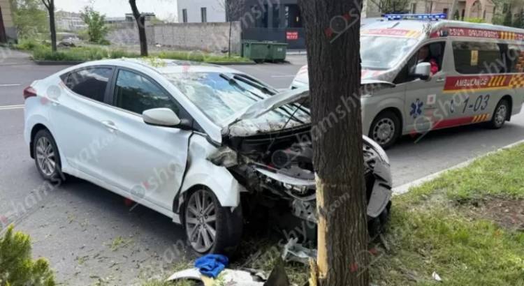 Վթար՝ Երևանում, «Hyundai»-ն բախվել է եզրաքարին, ապա ծառին. Shamshyan