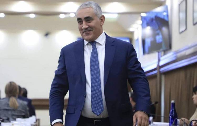 Մոտենում էին, օրվա «հերոս» թաղապետին էին ողջունում․ «Հրապարակ»