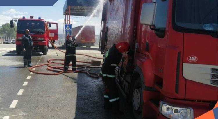 Վանաձորում բեռնատար է այրվել