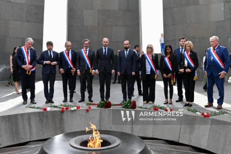 Ֆրանսիայի ԱԳ նախարարը հարգանքի տուրք մատուցեց Հայոց ցեղասպանության զոհերի հիշատակին