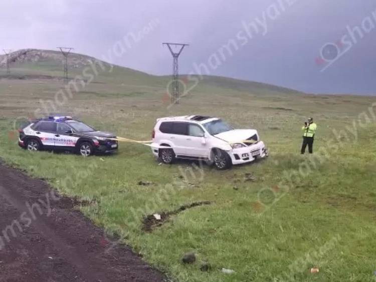 Lexus-ը 1 պտույտ շրջվել է և հայտնվել դաշտում․ 4 վիրավորներն էլ երիտասարդ աղջիկներ են